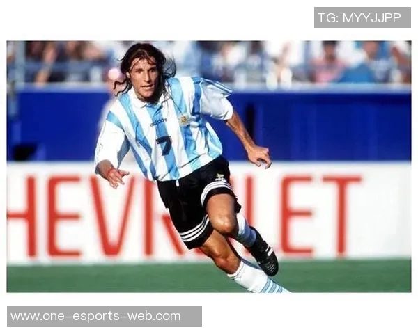 《球星闪电足球:探索全球顶级球员的速度与技巧较量》 《球星闪电足球:探索全球顶级球员的速度与技巧较量》