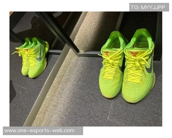 荧光绿足球鞋的球星穿搭解析与赛场表现细节 荧光绿足球鞋的球星穿搭解析与赛场表现细节